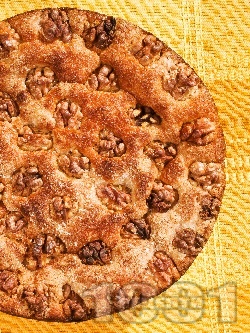 Козуначен кейк (кекс, сладкиш) с орехи (с мая) - снимка на рецептата